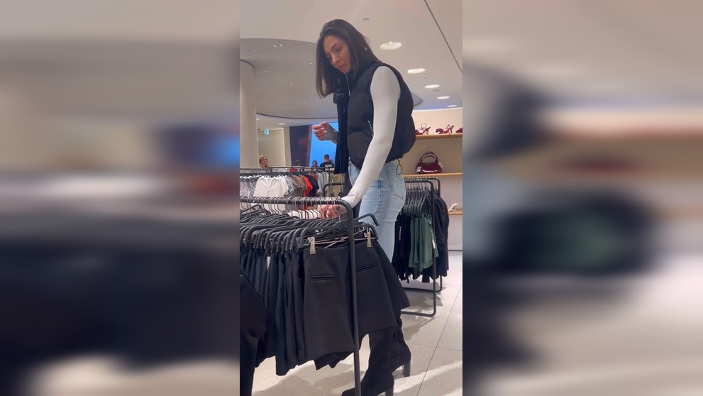 Bronislava Mareková v obchode s oblečením