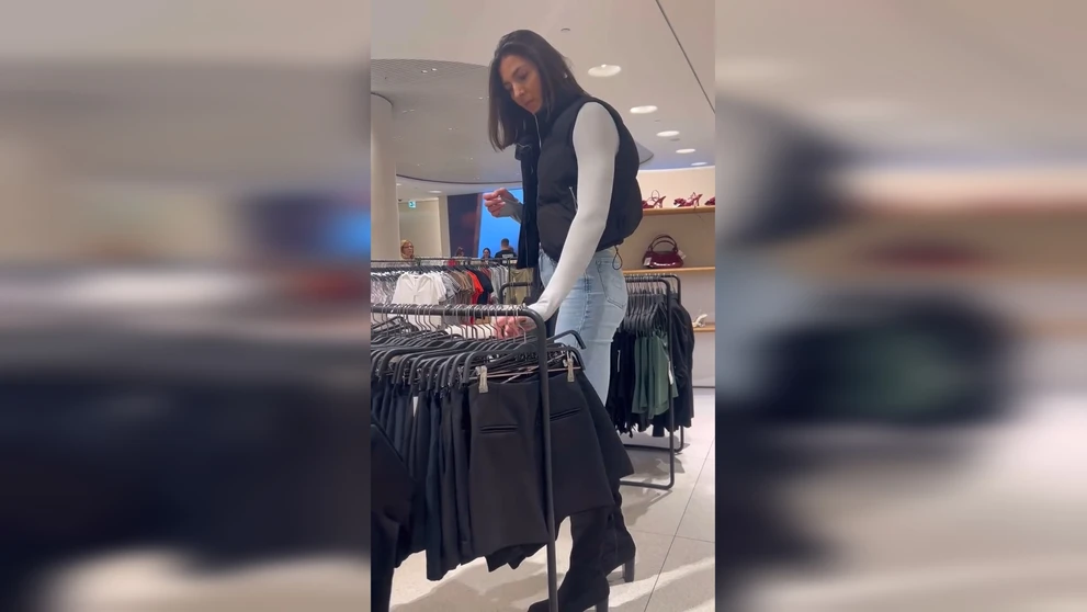 Bronislava Mareková v obchode s oblečením