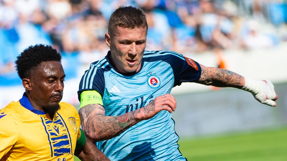 Na snímke zľava Yhoan Andzouana (DAC) a Juraj Kucka (Slovan).