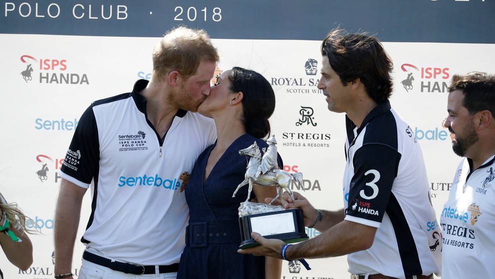 Meghan Markle a princ Harry sa pobozkali na verejnosti.