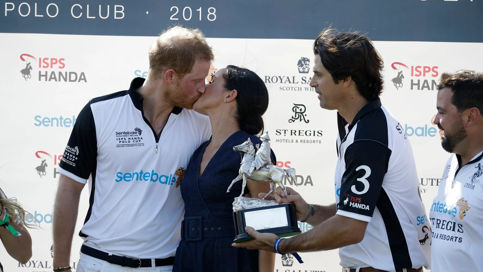 Meghan Markle a princ Harry sa pobozkali na verejnosti.