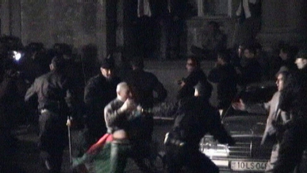 Zásah polície počas protestu po prezidentských voľbách v Baku pred sídlom opozičnej strany Musavat.