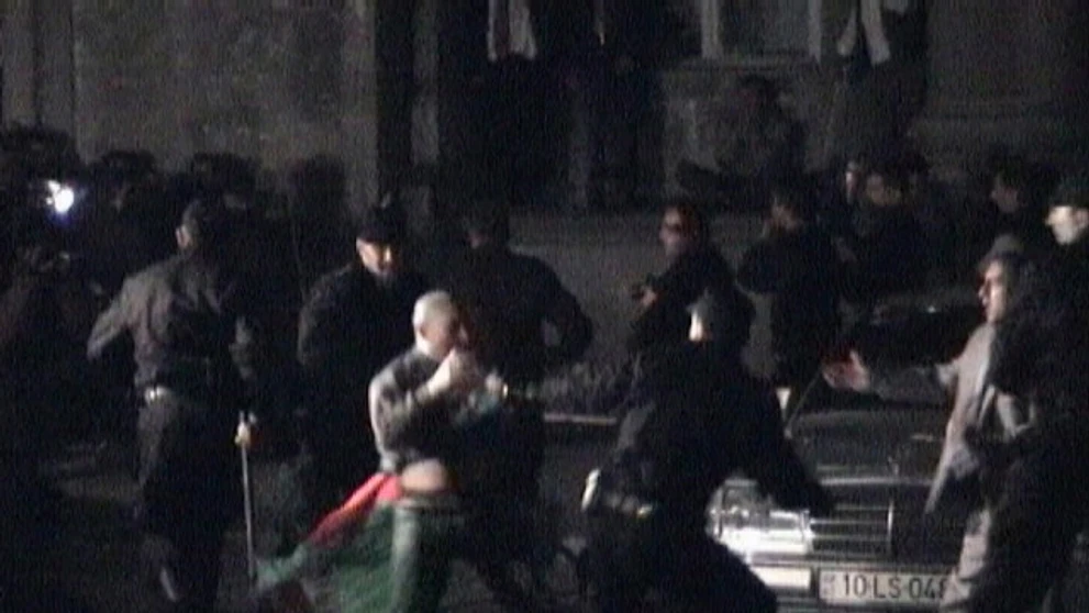 Zásah polície počas protestu po prezidentských voľbách v Baku pred sídlom opozičnej strany Musavat.