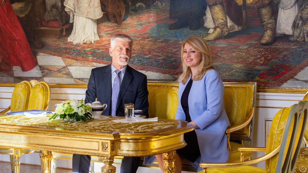 Na snímke český prezident Petr Pavel a slovenská prezidentka Zuzana Čaputová počas stretnutia na Pražskom hrade.