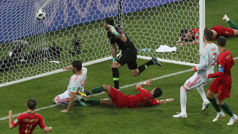 Španielsky hráč Diego Costa (druhý zľava) strieľa druhý gól v zápase proti Portugalsku.