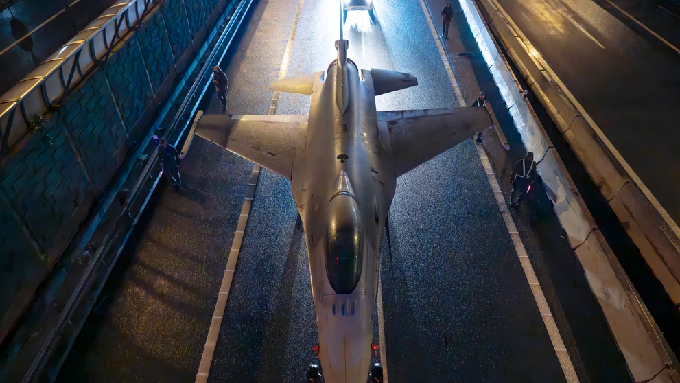 Bratislavou prevážali stíhačku F-16.