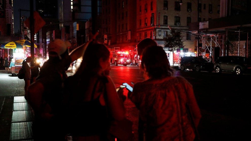 Šimpanz vyhnal ľudí za bránu.