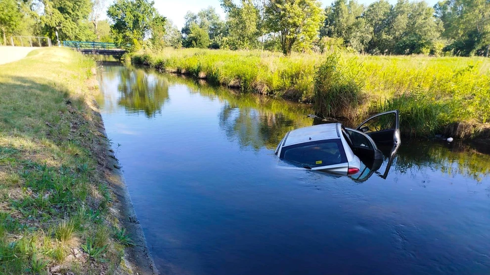 Hasiči pri obci Boheľov vyťahovali z vody auto