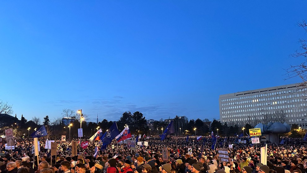 Protestujúci zaplnili námestie s transparentami a vlajkami