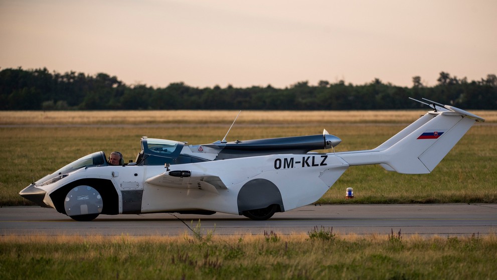 Lietajúce auto Aircar po prvý raz absolvovalo let medzi dvoma medzinárodnými letiskami