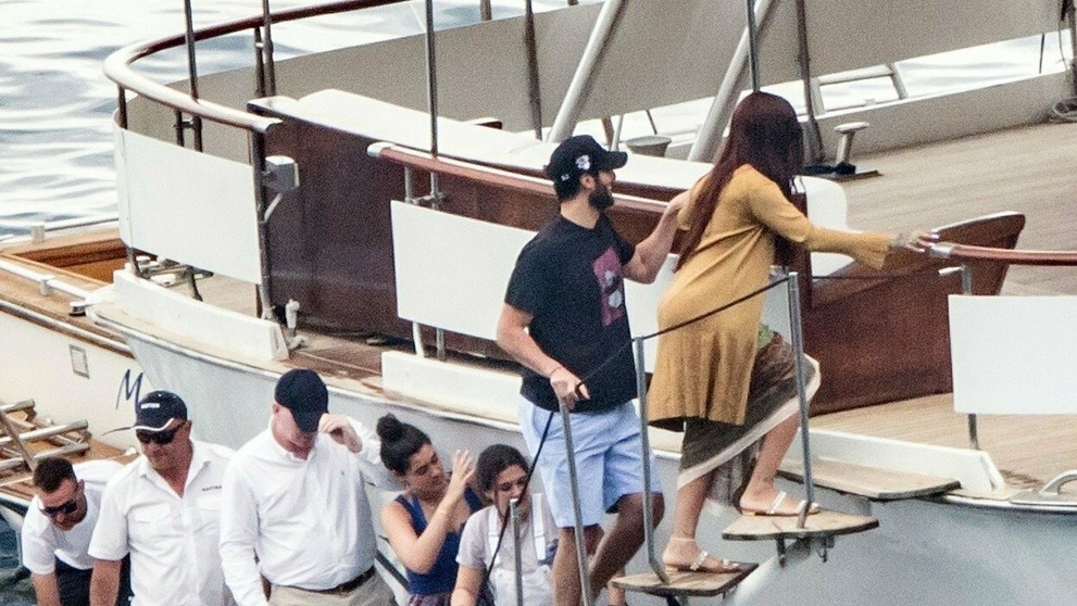 Rihanna s Haasanom a priateľmi.