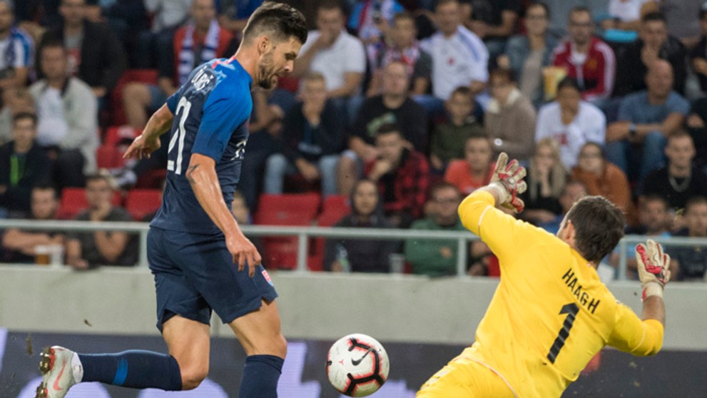 Michal Ďuriš (Slovensko) a vpravo brankár Christoffer Haagh (Dánsko).