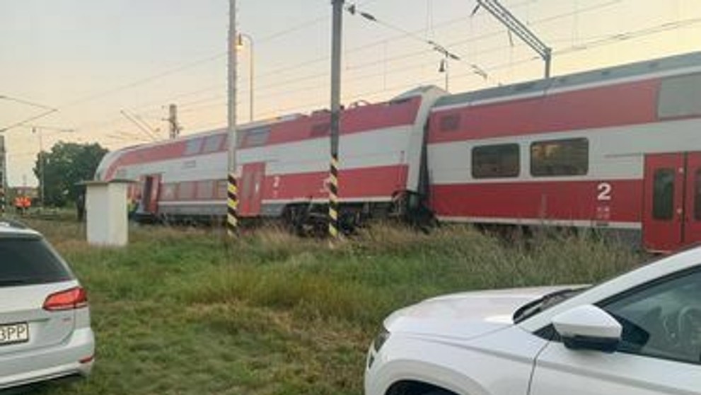 Vykoľajený vlak.