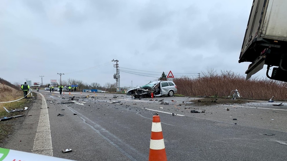 Po nehode bolo osobné auto na ceste a nákladné mimo nej