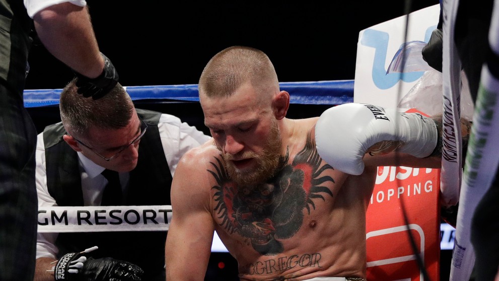 Zronený Conor McGregor počas duelu s Floydom Mayweatherom.