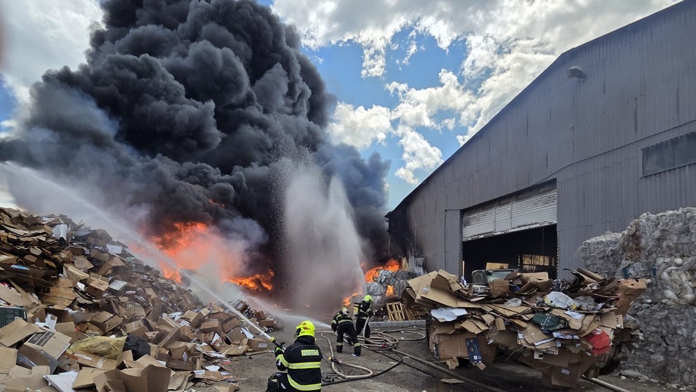 Požiar haly v Bajči