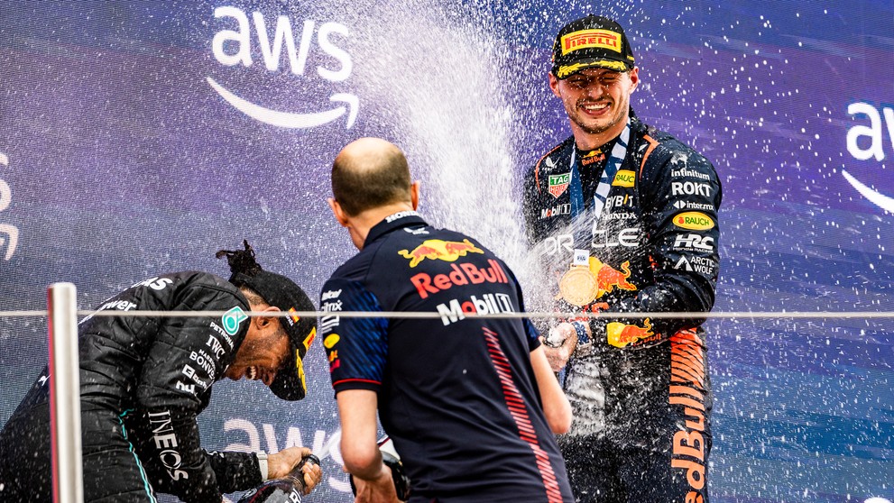 Max Verstappen a Lewis Hamiltom na stupňoch víťazov