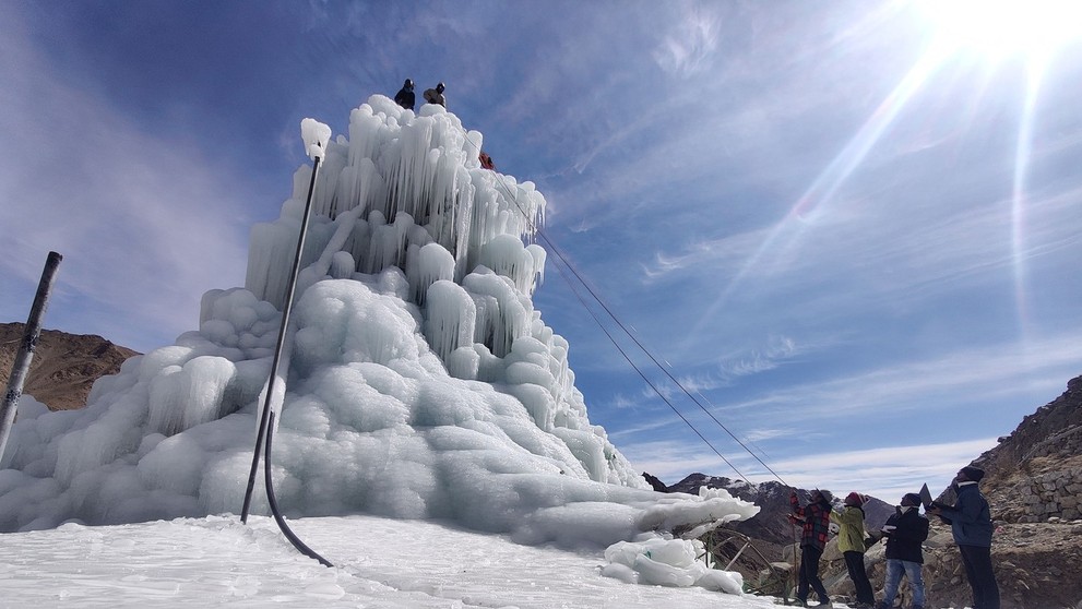 Ľadová stupa v púšti ladak.