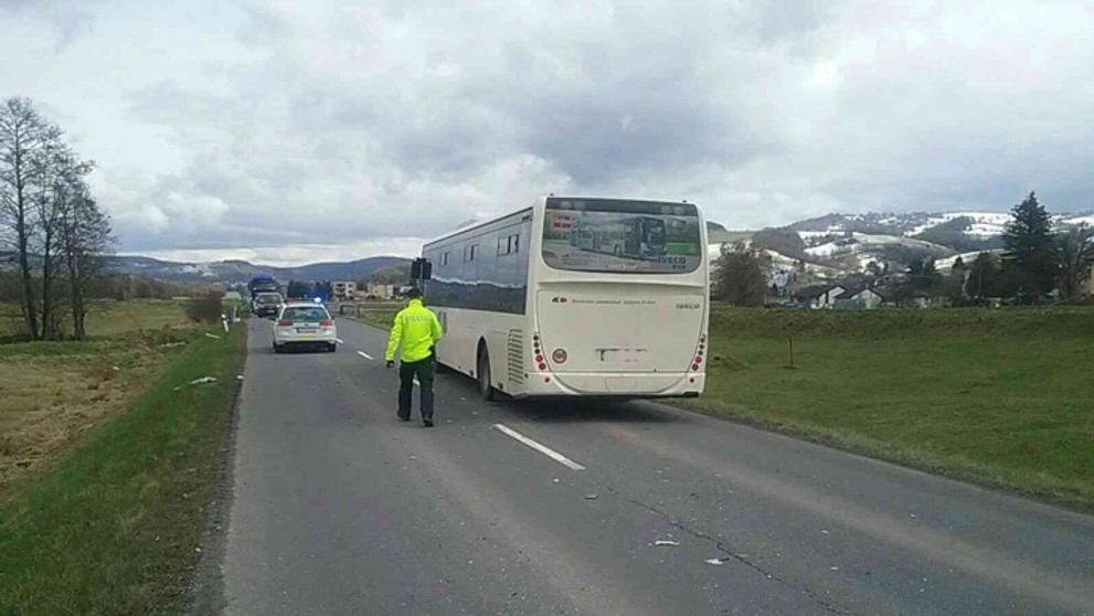 Nehoda auta a autobusu pri Detve.
