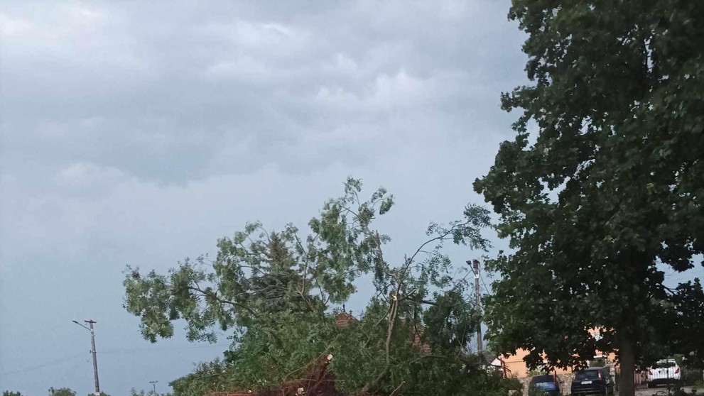 Búrka sa prehnala termálnym kúpaliskom v Poľnom Kesove.