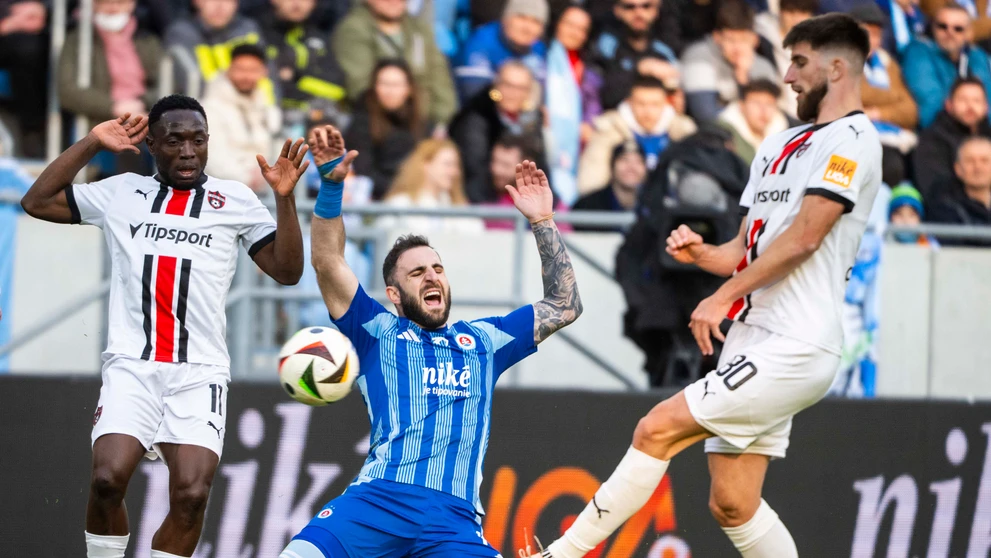 Na snímke zľava Philip Azango (Trnava), Tigran Barseghjan (Slovan) a Adrian Zeljkovič (Trnava).