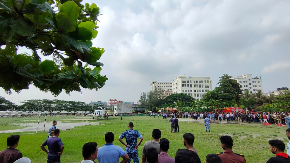 Do areálu školy v Dháke sa zrútilo armádne lietadlo.