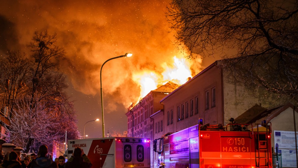 Plamene šľahajú zo strechy budovy Univerzity Pavla Jozefa Šafárika počas požiaru v Košiciach.