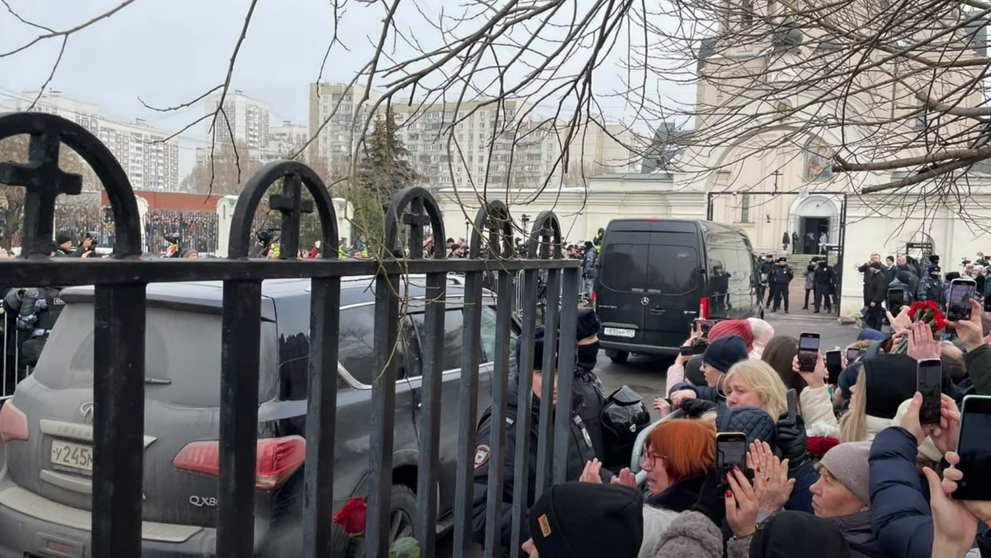 Pohrebný voz priváža rakvu s Navaľného telom do chrámu v Moskve.