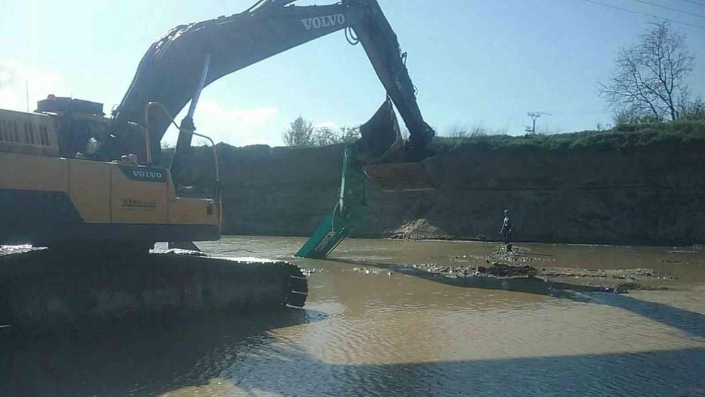 Na štrkovisku sa prevrátil bager.
