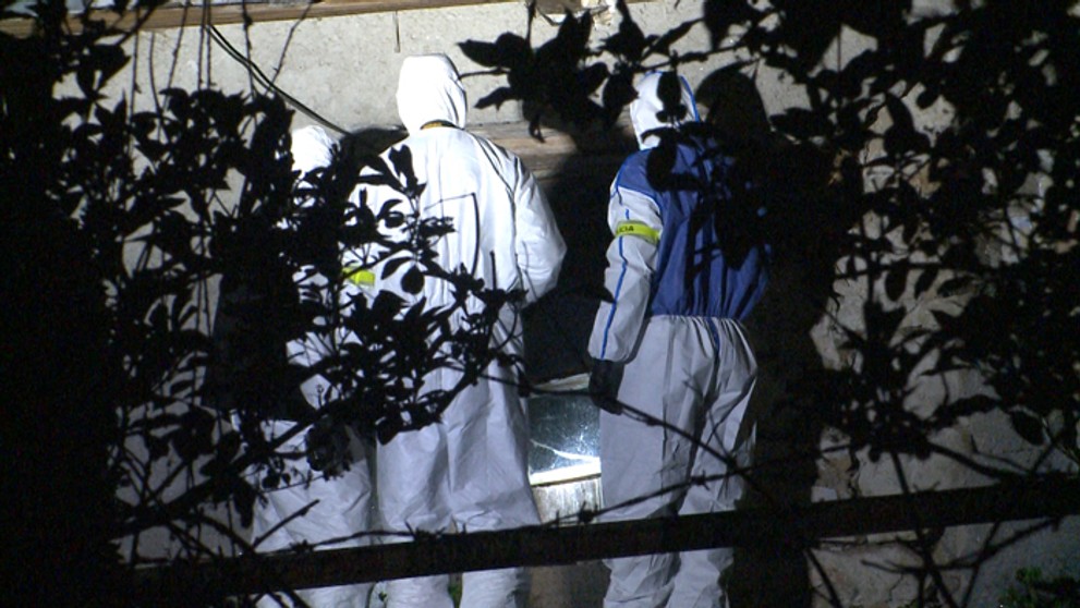 Technici zaisťujú stopy na mieste nálezu ženského tela v Abranovciach.