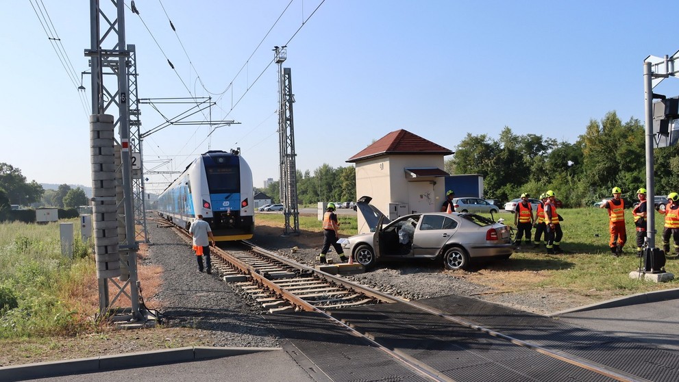 Vodič dlho neutekal, zastavil ho náraz do auta