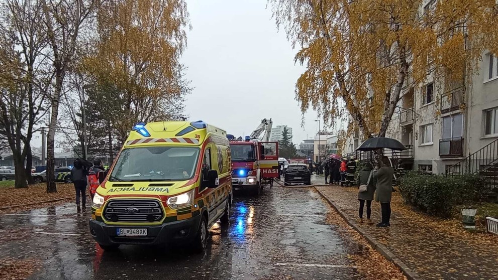 Veľký požiar bytovky v Topoľčanoch