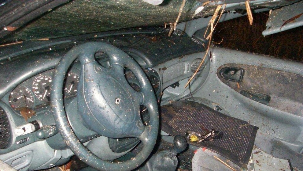 Auto v rybníku.