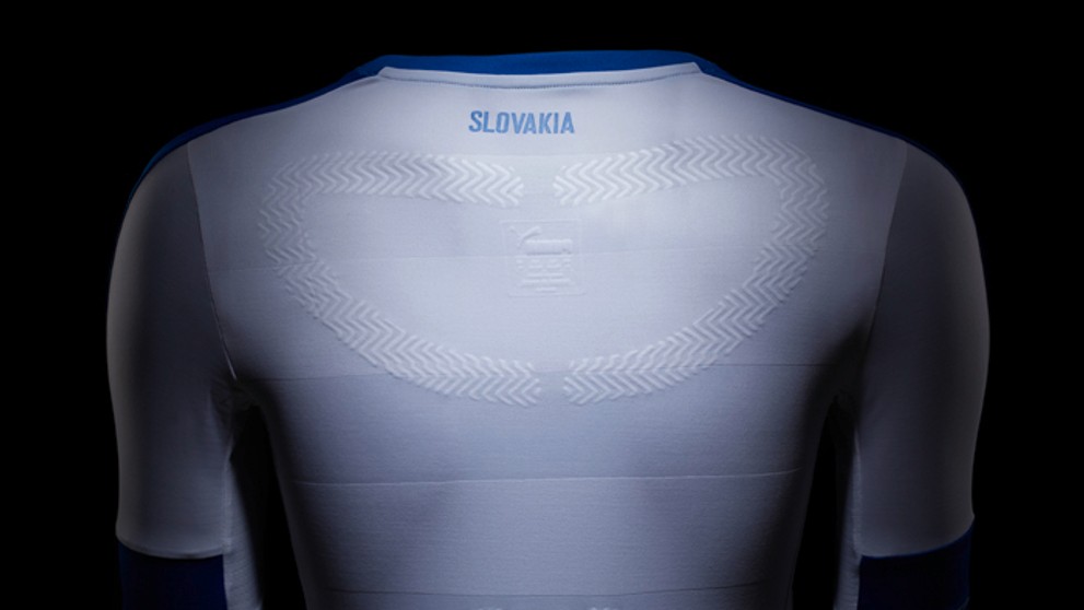 Pohľad na zadnú časť reprezentačného dresu Slovenska.