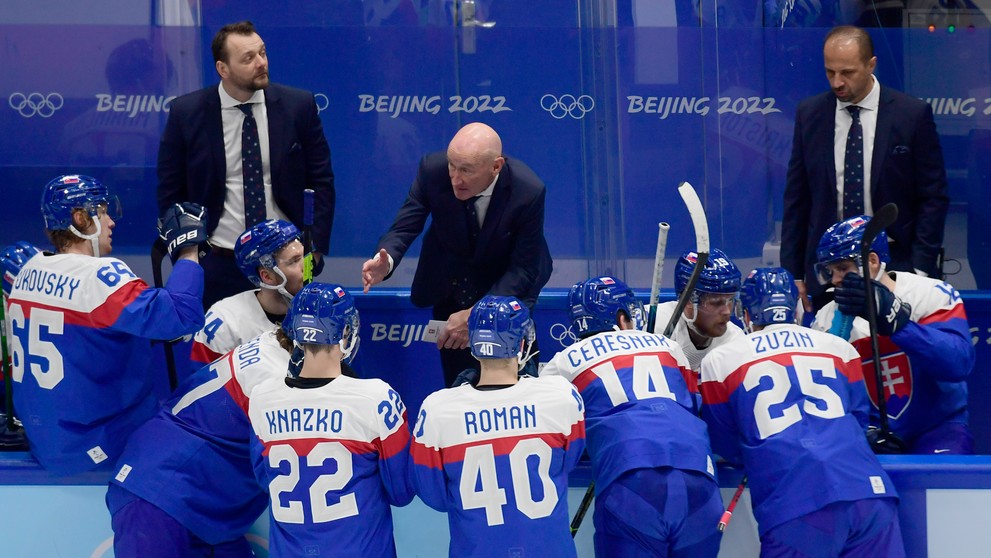 Slovenská reprezentácia počúva pokyny kouča Craiga Ramsayho počas kvalifikácie o štvrťfinále ZOH 2022 s Nemeckom.