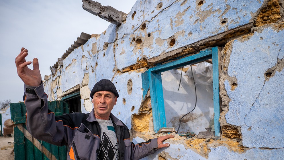 Oleg ukazuje zničenú hospodársku budovu