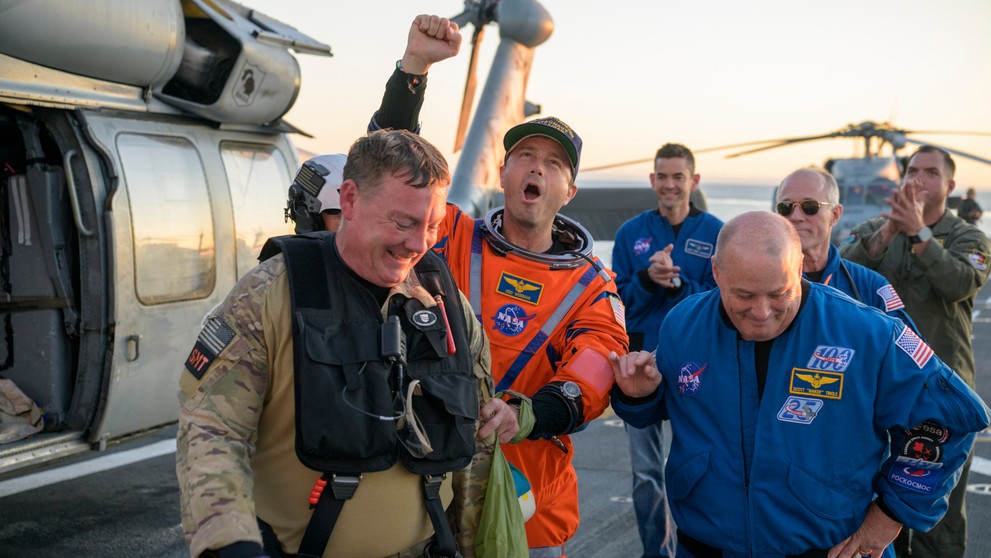 Posádka Artemis II sa úspešne vrátila na Zem.