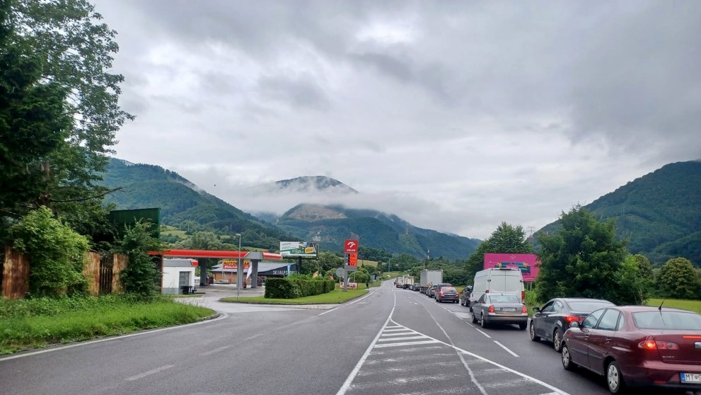 Nehoda kamiónu a dvoch áut na ceste medzi Vrútkami a Žilinou.