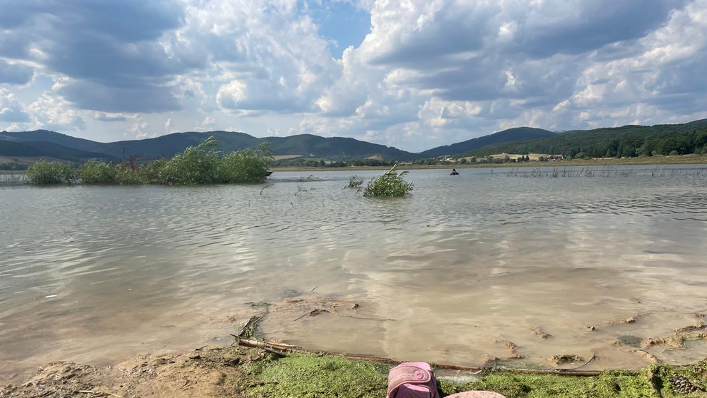 Pri vodnej nádrži zostali šľapky dievčaťa