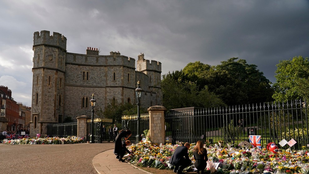 Objavili na hrade Windsor, aby si prezreli kytice a prečítali odkazy