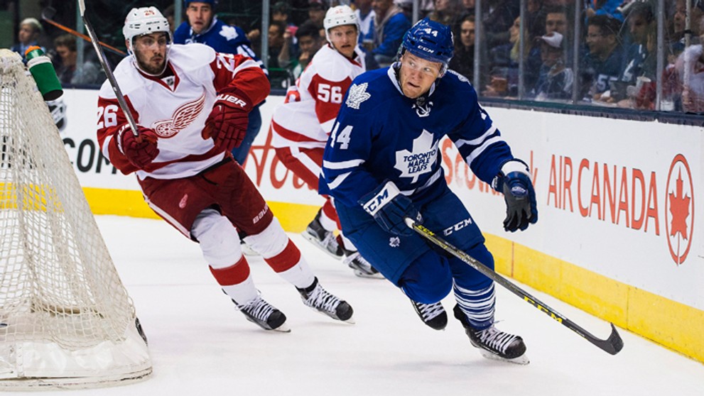 Morgan Reilly (Toronto Maple Leafs) uniká s pukom prenasledovaný Tomášom Jurčom (Detroit Red Wings).