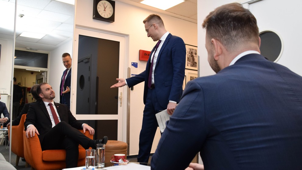 Matúš Šutaj Eštok a Michal Šipoš v zákulisí.