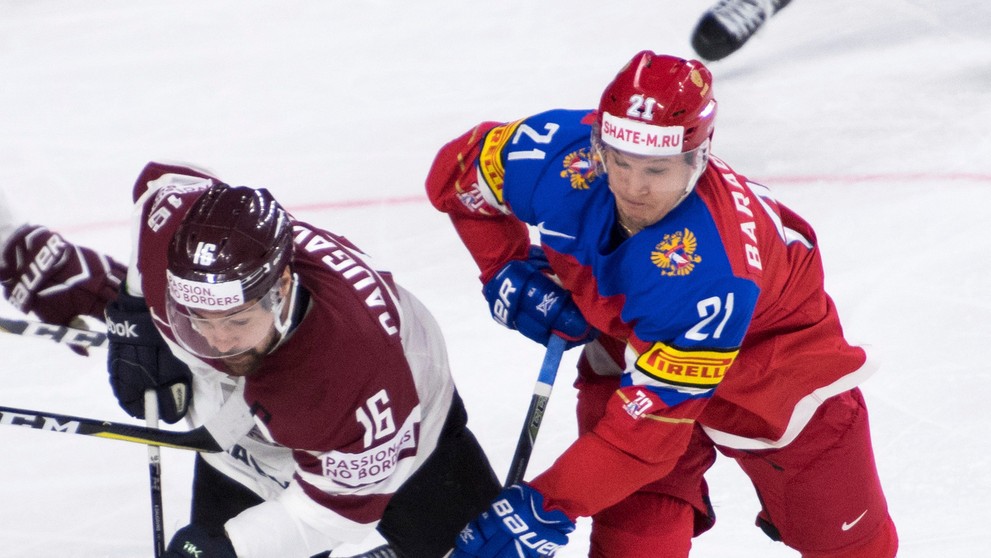 Alexander Barabanov (vpravo) z Ruska sa snaží uniknúť Lotyšovi Kasparsovi Daugavinšovi v zápase MS 2017.