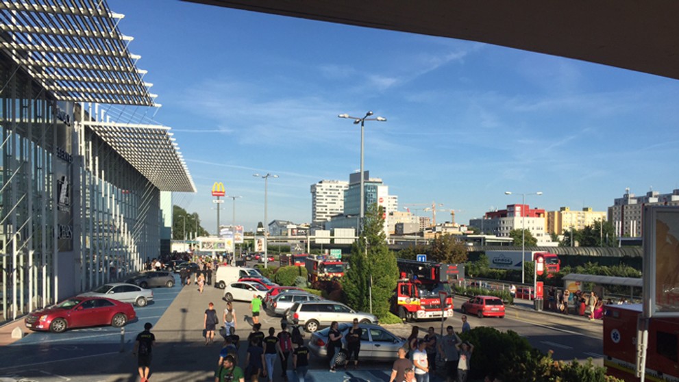 Evakuácia horiaceho Auparku.