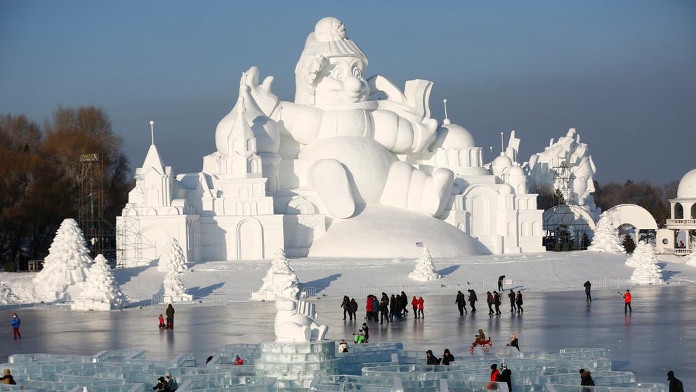 Súsošie postavené zo snehu.