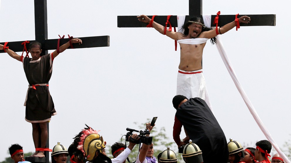 Ukrižovanie na Filipínach podľa vzoru Ježiša Krista. 