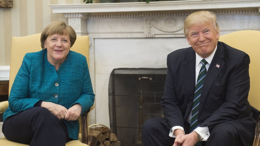 Angela Merkelova a Donald Trump v Oválnej pracovni Bieleho domu v roku 2017.