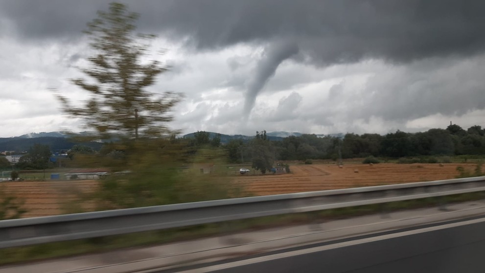 Možné tornádo pri Bytči.