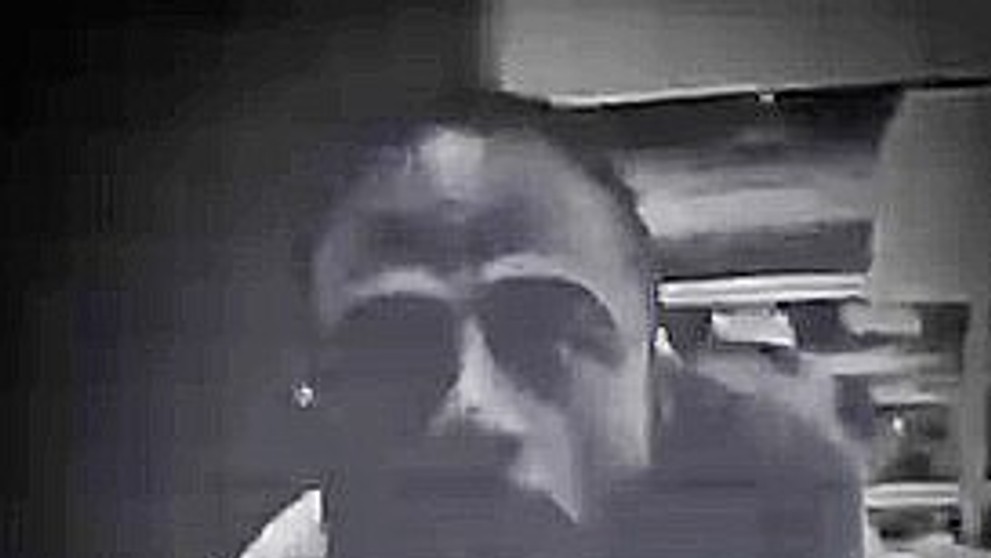 Polícia žiada verejnosť o pomoc pri stotožnení muža, ktorý má patriť k neonacistickej skupine.