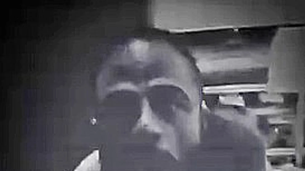 Polícia žiada verejnosť o pomoc pri stotožnení muža, ktorý má patriť k neonacistickej skupine.